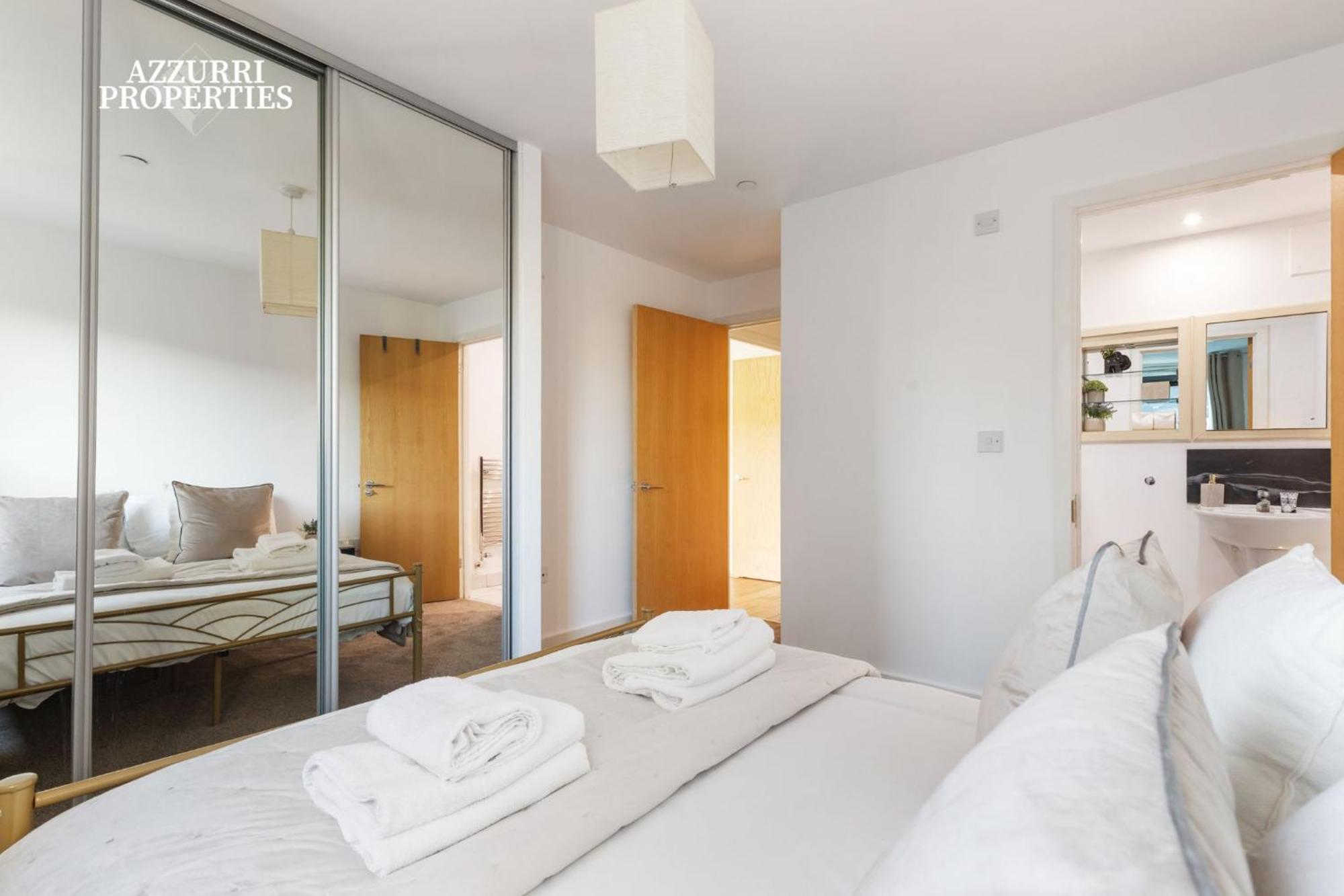 Short At Millharbour Apartment London